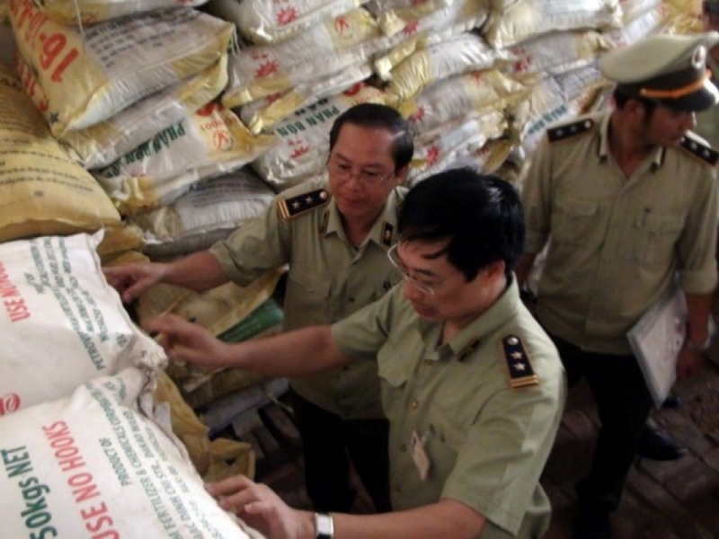 Officials from the Market Watch Department in the central province of Quảng Nam inspect counterfeit fertilizers. — VNA/VNS Photo Đỗ Trưởng