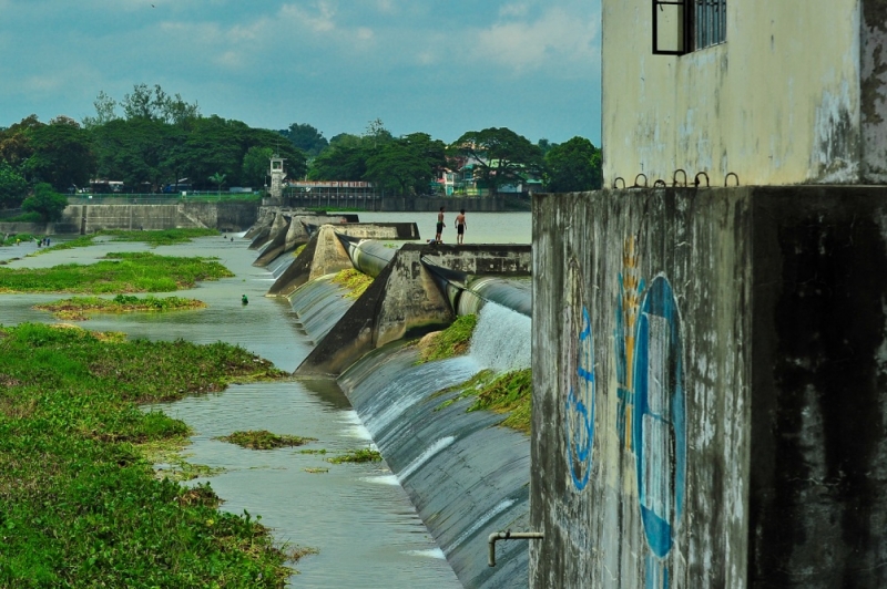 The Angat Dam in Central Luzon, Philippines supplies about 90% of raw water requirements for Metro Manila, one of the largest and most densely populated cities in the world. It also irrigates about 28,000 hectares of farmland in the provinces of Bulacan and Pampanga. (Photo by Isagani Serrano, IRRI)