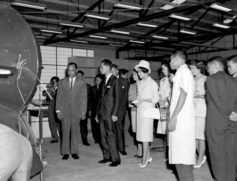 HM King Bhumibol and Queen Sirikit inspect the IRRI agricultural engineering unit during a July 1963 visit. (Photo: IRRI)