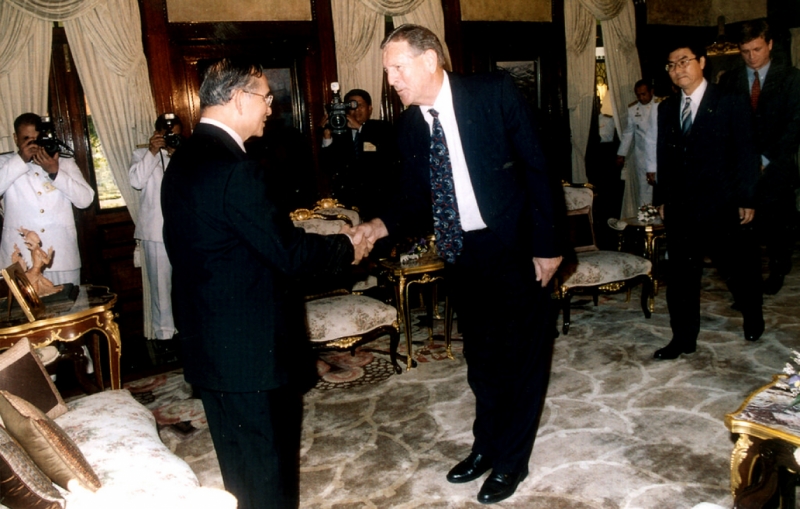 King Bhumibol greets former IRRI Director General Ronald Cantrell during an August 2004 visit to update His Majesty on IRRI’s work. (Photo: IRRI)