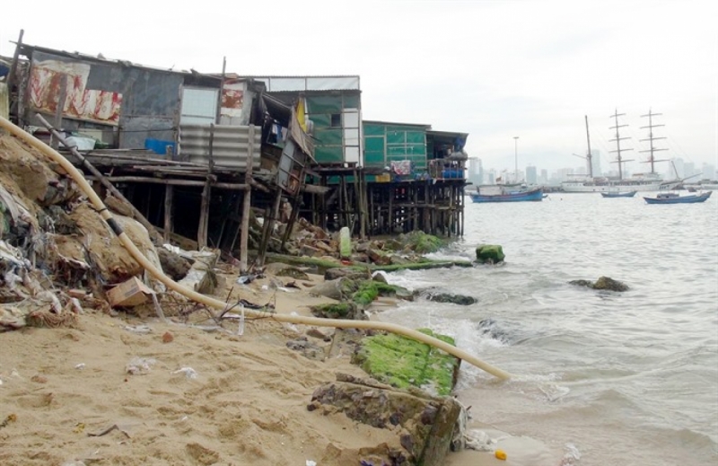 Erosion encroaches houses in coastal area of Vĩnh Nguyên Ward, central Nha Trang City. Climate change has influenced Việt Nam more quickly and strongly than was previously expected. — VNA/VNS Photo Nguyên Lý