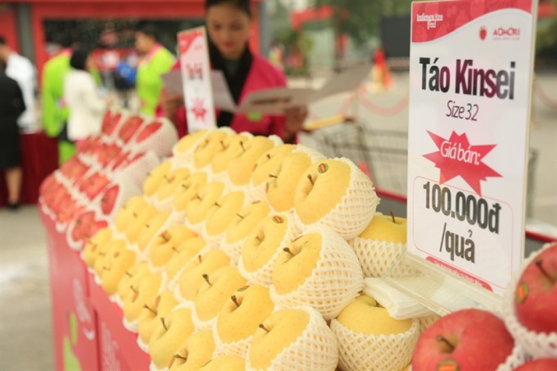 Japanese apples have been sold at supermarkets in Việt Nam since last year. The import value of vegetable and fruits to Việt Nam had strong growth in the first two months of 2017. - Photo baocongthuong.com.vn