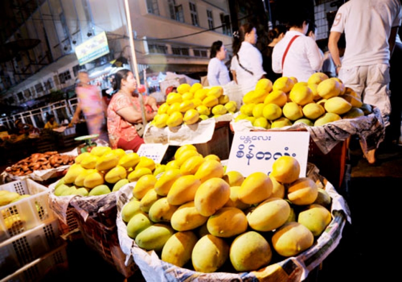 Sein Ta Lone mangos piled up at a Mandalay night market. Photo: Kaung Htet / The Myanmar Times